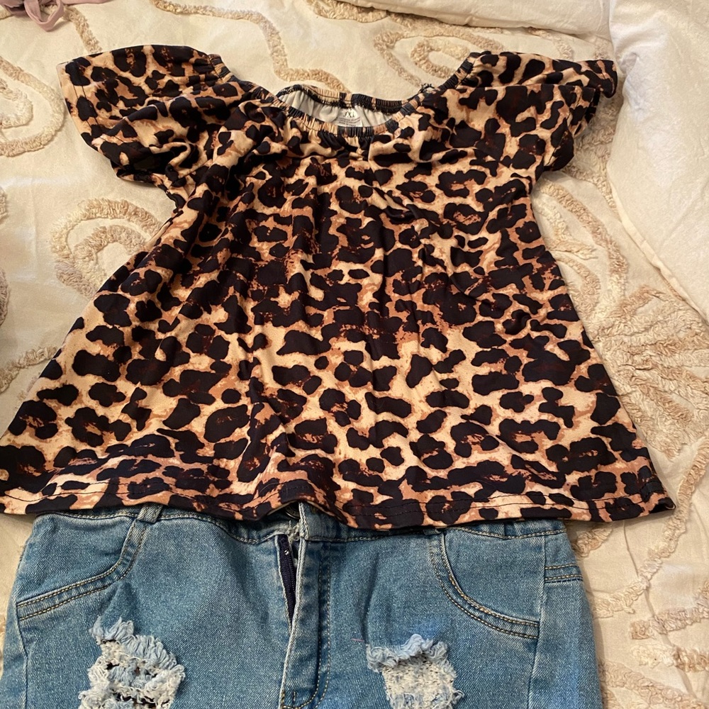 Girls 2 piece short set.